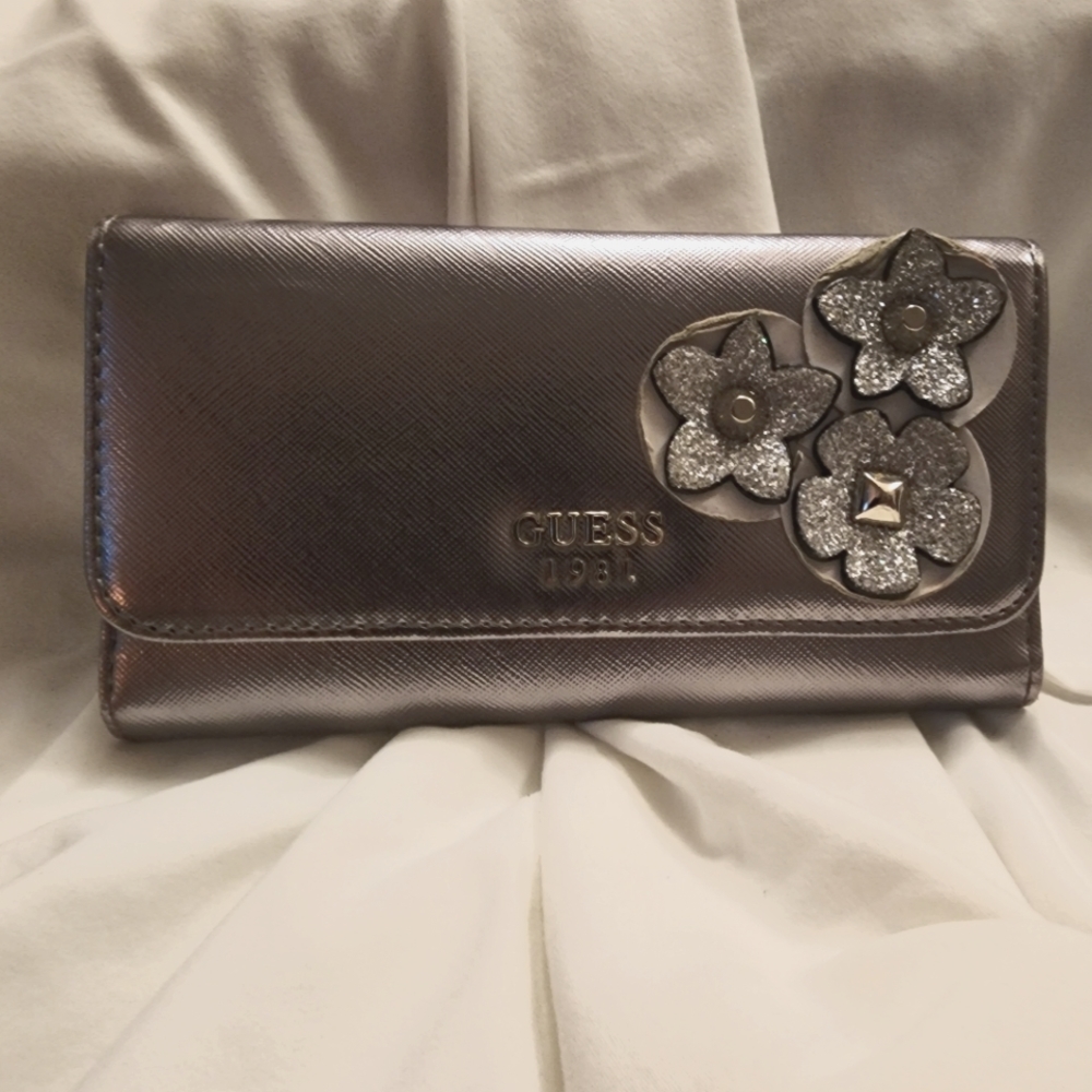 Guess Liya Women's Metallic Silver 3D Flower Detail Trifold Wallet Clutch.